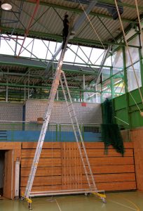 Meldertausch in einer Turnhalle auf knapp 10 Meter Deckenhöhe mit